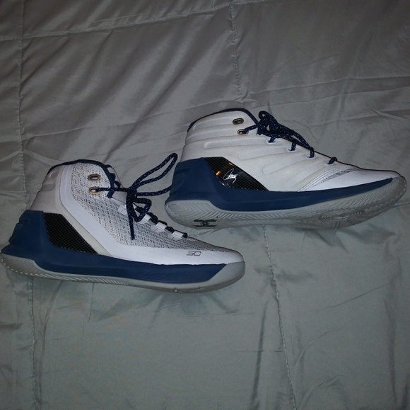 Under Armour Curry's - Picture 3 of 5